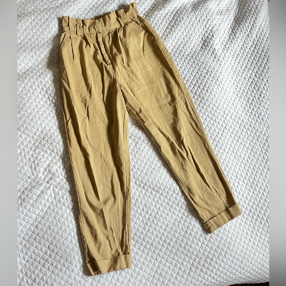 Cute ruffled khaki pants